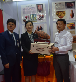 中國駐泰國大使館參贊煅煉女士親臨展會(huì )現場(chǎng)，并收藏了劉新安制作的彩陶代表作《小口尖底瓶》